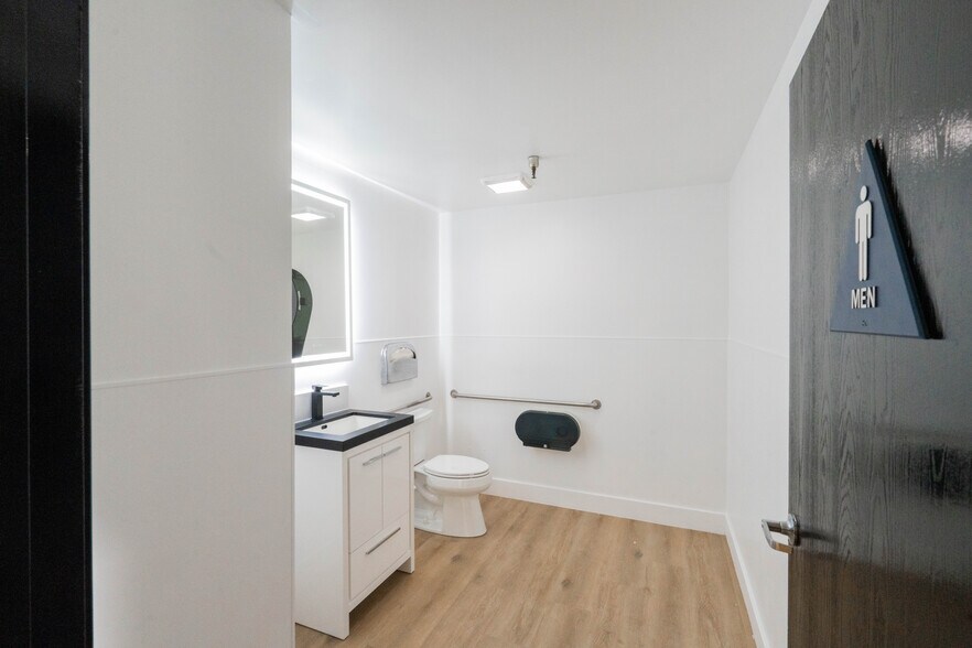 More Photos Of 1672-1688 Sierra Madre Cir, Placentia Showroom For Lease