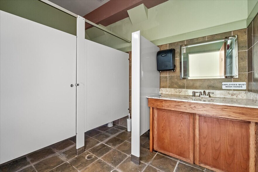 More Photos Of 1903 Grand Central Ave, Vienna General Retail For Sale