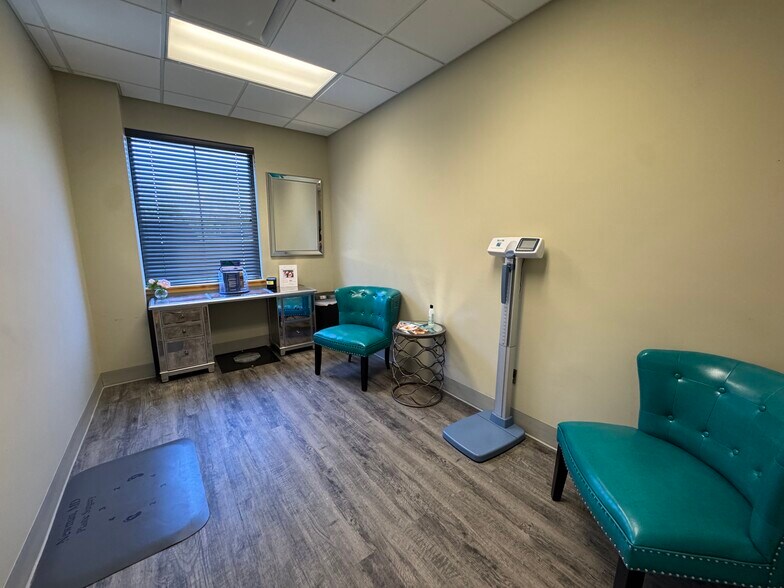 More Photos Of 3715-3733 N Business Dr, Fayetteville Medical For Lease