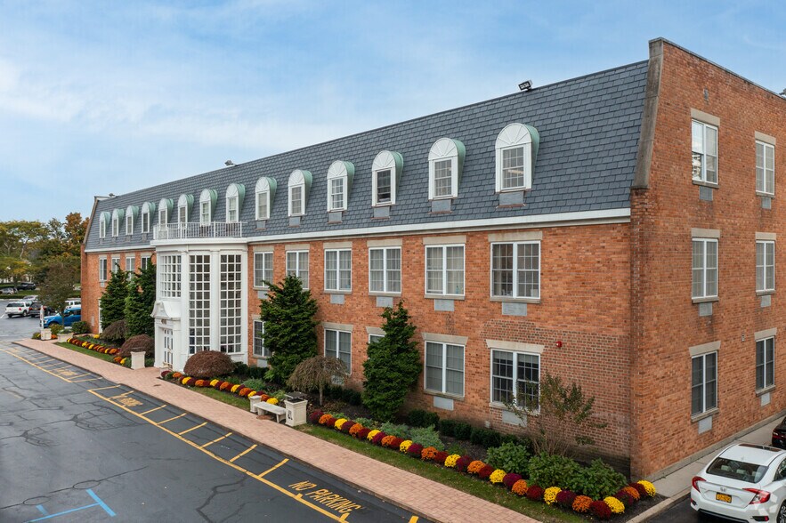 Primary Photo Of 400 W Main St, Babylon Medical For Lease