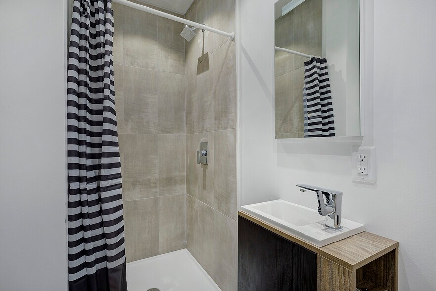 More Photos Of 1290 Av Des Pins O, Montréal Apartments For Sale