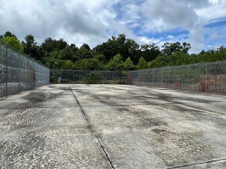 More Photos Of 13117 NC Highway 24/27, Robbins Warehouse For Lease