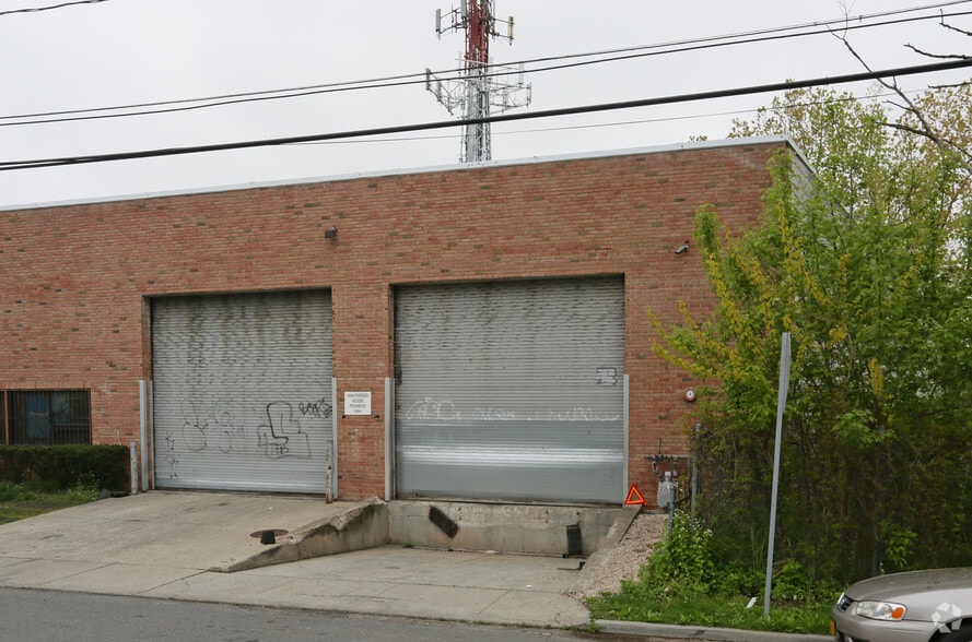 More Photos Of 254 Henry St, Inwood Warehouse For Sale