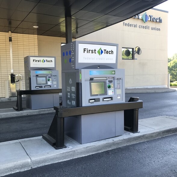 More Photos Of 17877 NW Evergreen Pky, Beaverton Bank For Lease