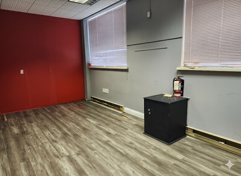 More Photos Of 4365 Queen St, Niagara Falls Storefront Retail Office For Lease