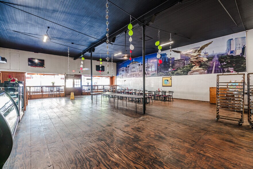 Primary Photo Of 114 S Commerce St, Lockhart General Retail For Sale