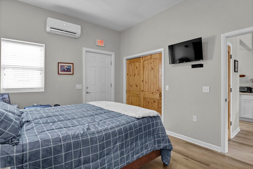 More Photos Of 2020 Princess Place Dr, Wilmington Freestanding For Sale