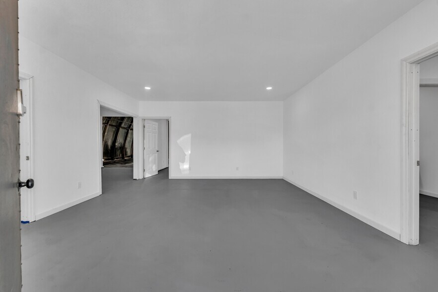 More Photos Of 1626-1640 Pine St, Oxnard Warehouse For Sale