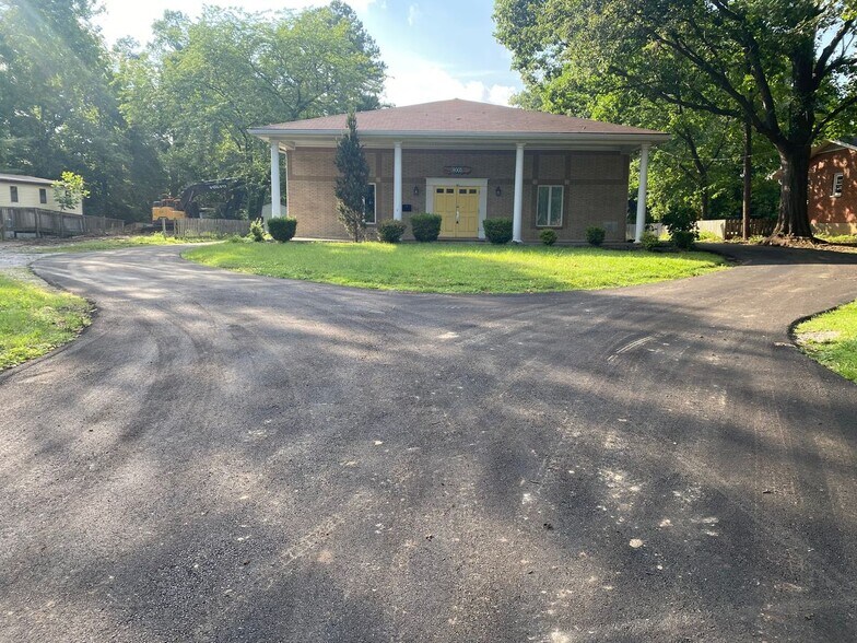 Primary Photo Of 8005 New La Grange Rd, Lyndon Schools For Lease