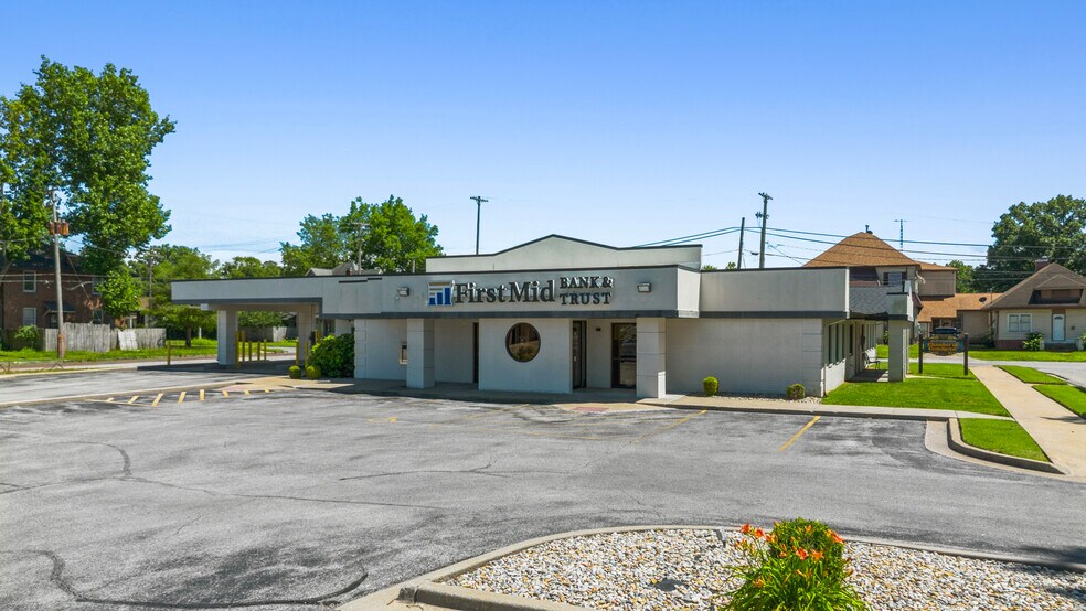 More Photos Of 1709 Walnut St, Murphysboro Bank For Sale