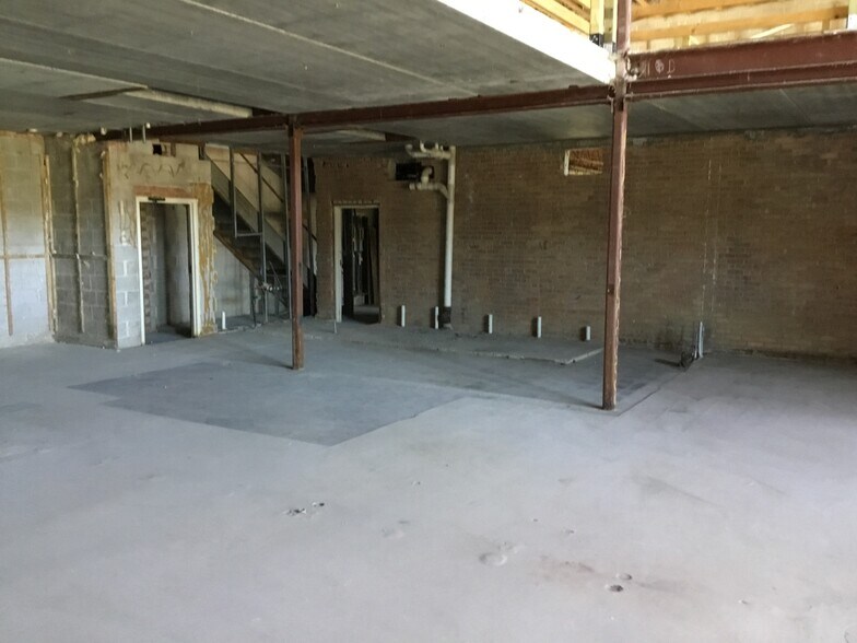 More Photos Of 209 N Hale St, Wheaton Loft Creative Space For Sale