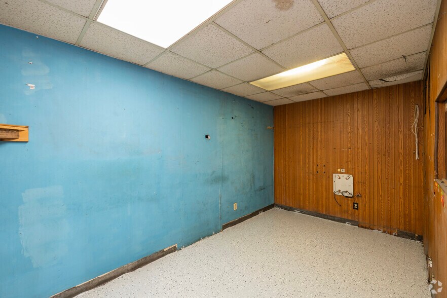 More Photos Of 5626 N Dale Mabry Hwy, Tampa Warehouse For Lease