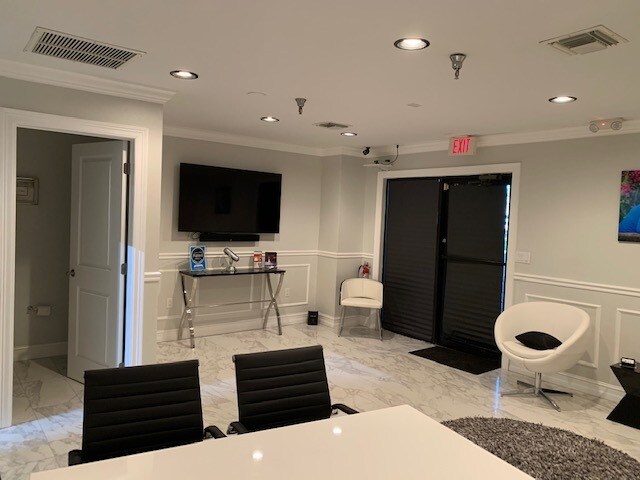 More Photos Of 12155 Metro Pky, Fort Myers Showroom For Lease