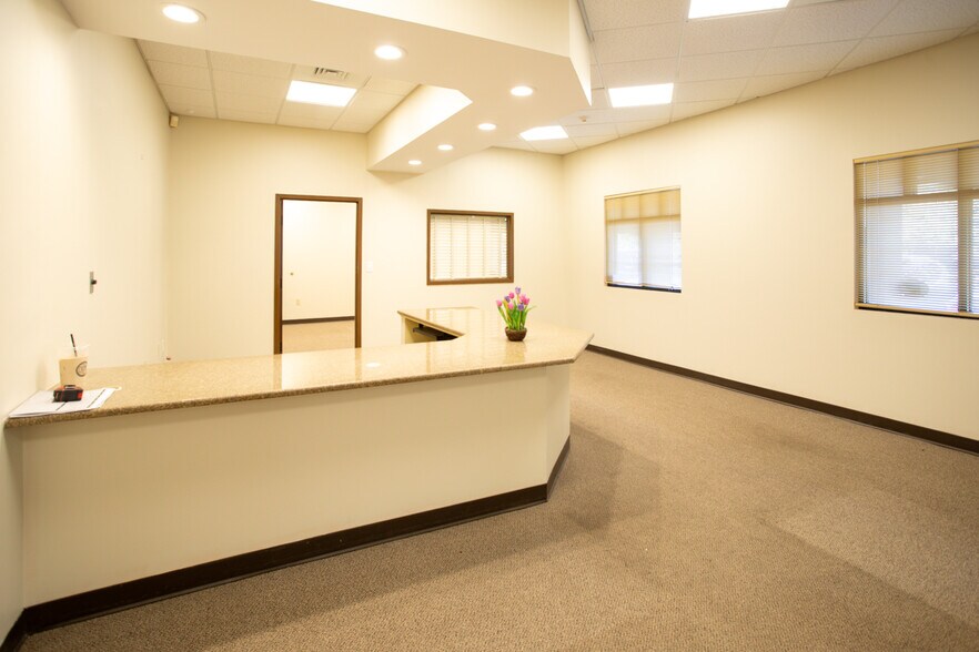 More Photos Of 439 State Rd, North Dartmouth Storefront For Lease