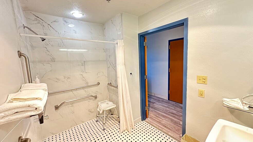 More Photos Of 3270 W Historic Highway 66, Gallup Hotel For Sale