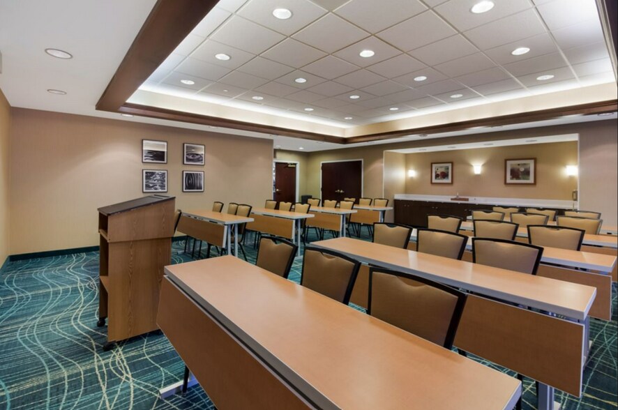 More Photos Of 16 Trinity Point Dr, Washington Hotel For Sale