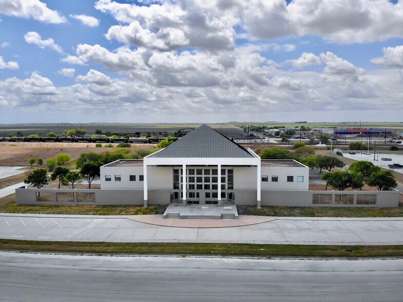 More Photos Of 1024 Texas Yes Blvd, Robstown Office For Lease