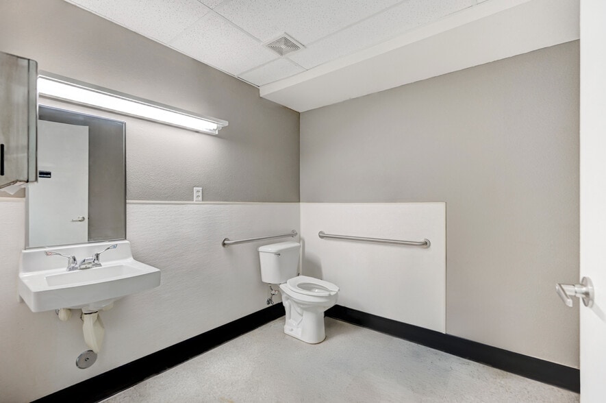 More Photos Of 3068 E Sunset Rd, Las Vegas Warehouse For Sale