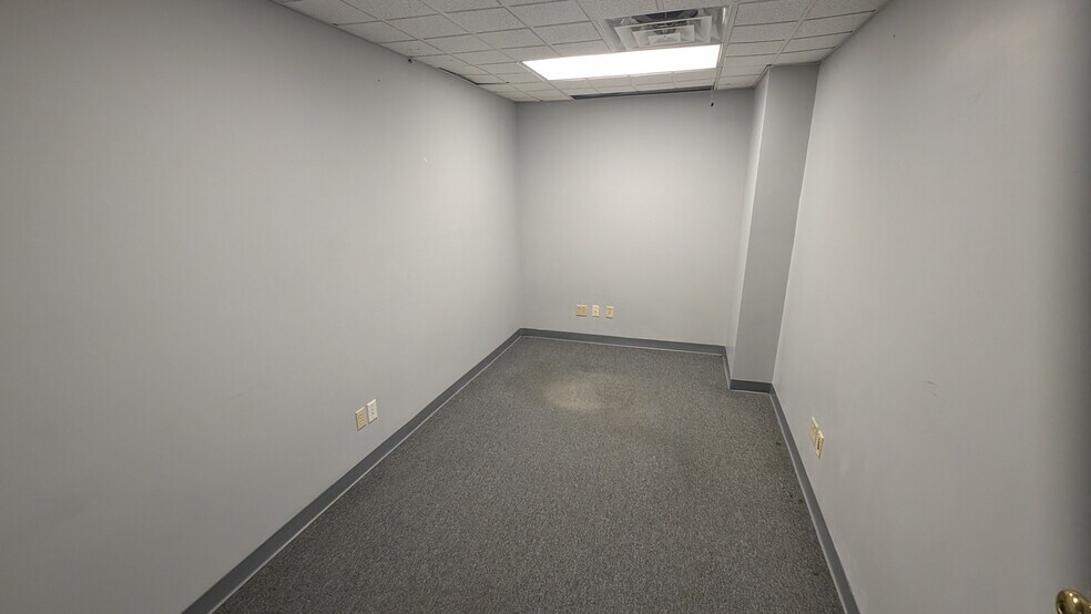 More Photos Of 5005 Lincolnway E, Mishawaka Warehouse For Lease