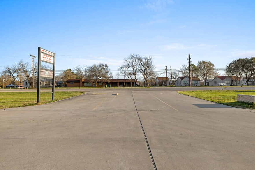 More Photos Of 1417 W State Highway 71, La Grange Storefront Retail Office For Lease