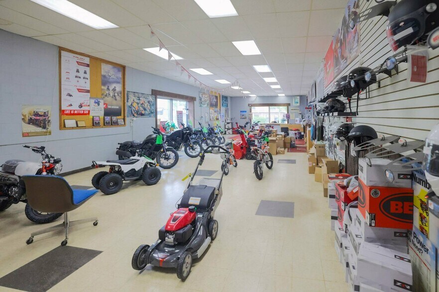 More Photos Of 4215 E Lake St, Minneapolis Freestanding For Sale