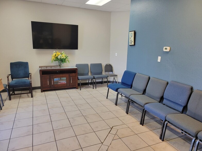 More Photos Of 5450 Lee St, Lehigh Acres Showroom For Lease