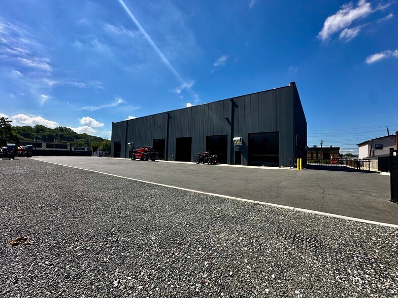 More Photos Of 651 N Michigan Ave, Kenilworth Service For Lease