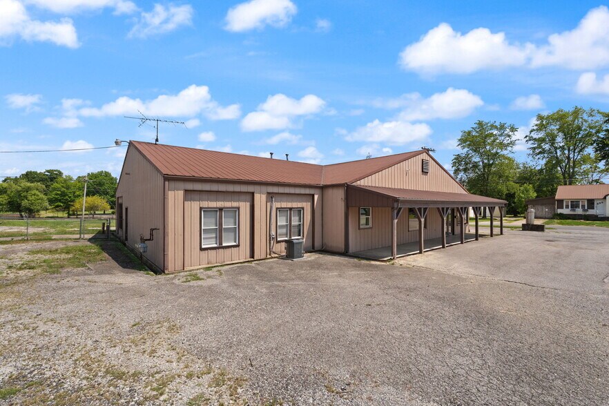 More Photos Of 756 Lakeshore Dr, Scottsburg Flex For Sale