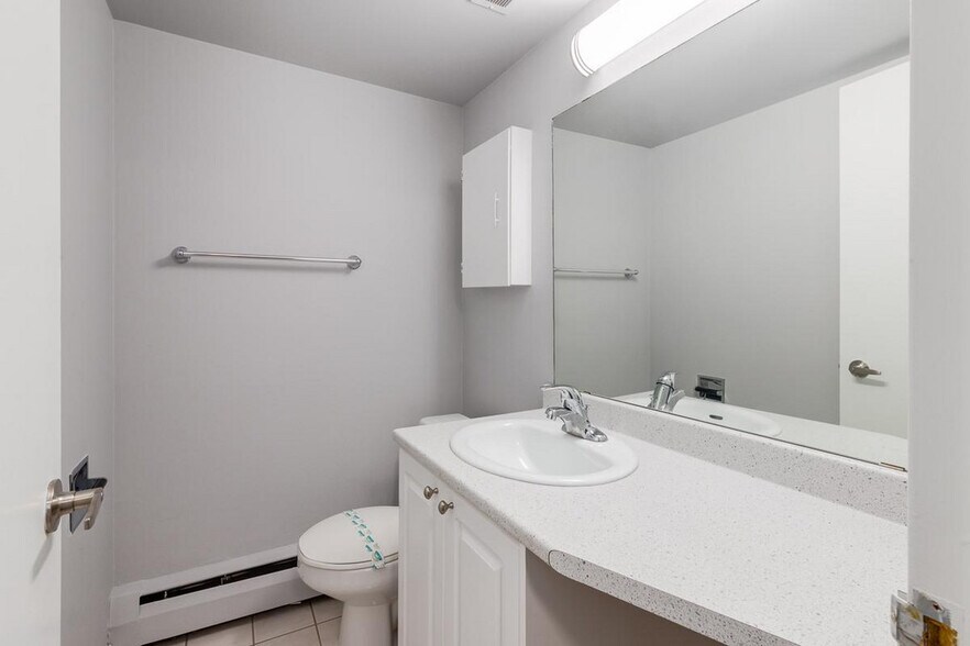 More Photos Of 2105 90 Av SW, Calgary Apartments For Lease