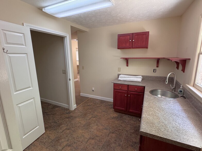 More Photos Of 471 S Main St, Cleveland Office For Sale