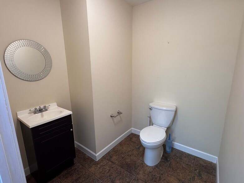 More Photos Of 471 S Main St, Cleveland Office For Sale