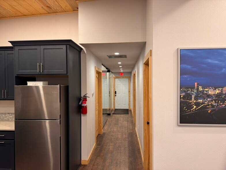 More Photos Of 7522-7524 SE 52nd Ave, Portland Light Distribution For Sale