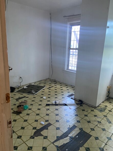 More Photos Of 2001 W Pratt St, Baltimore Freestanding For Sale