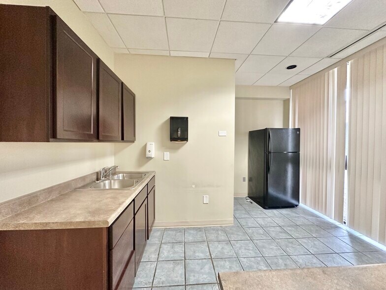 More Photos Of 9711 Valparaiso Dr, Munster Medical For Lease