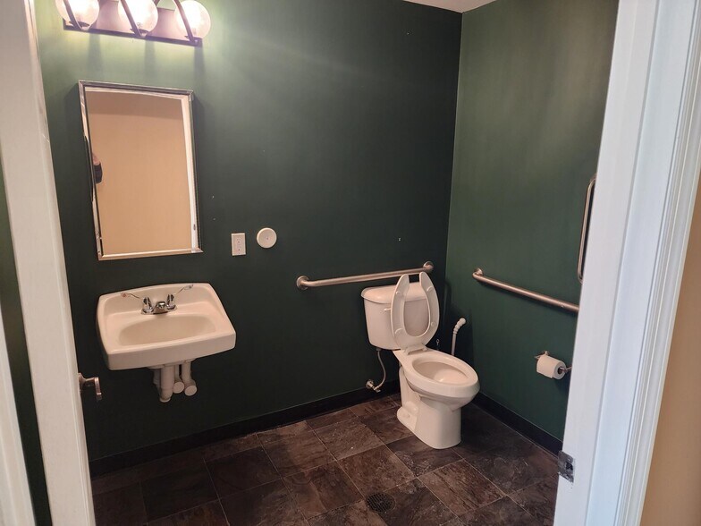 More Photos Of 82-98 Spencer Rd, Saint Peters Freestanding For Lease