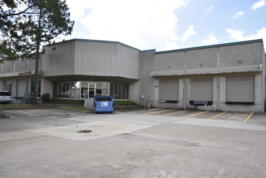 More Photos Of 455-465 W 38th St, Houston Warehouse For Lease