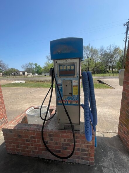 More Photos Of 931 E Dallas Ave, Cooper Self Storage For Sale