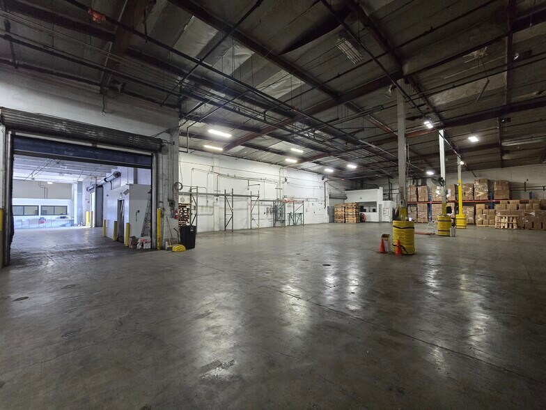 More Photos Of 5519 Jillson St, Commerce Warehouse For Lease