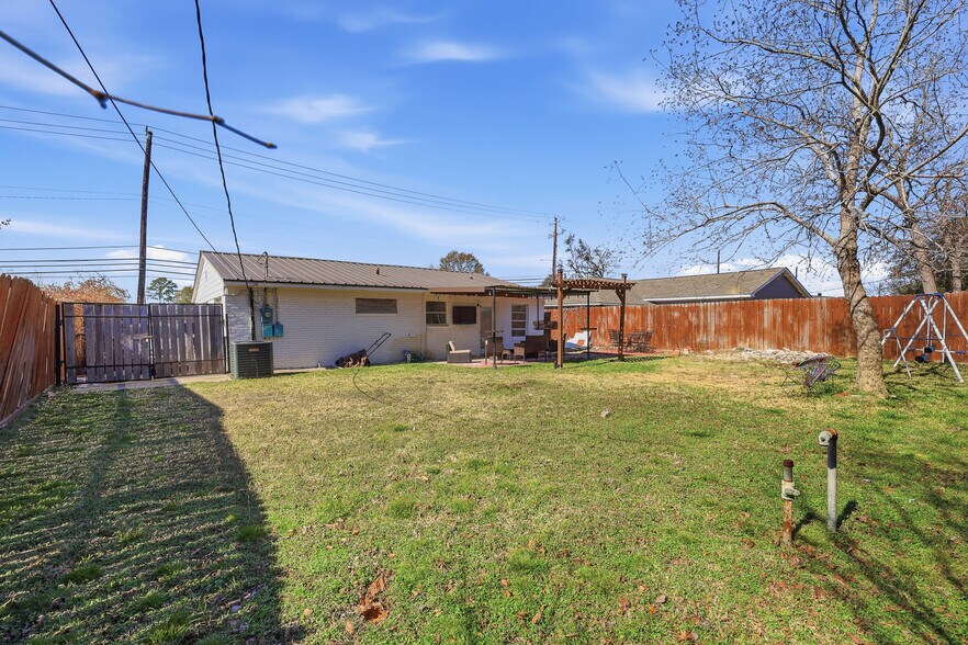 More Photos Of 2205 Strawberry Rd, Pasadena Flex For Sale