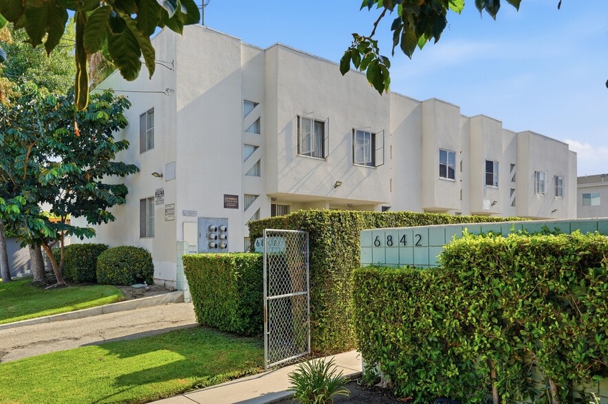 More Photos Of 6846 Gentry Ave, North Hollywood Apartments For Sale