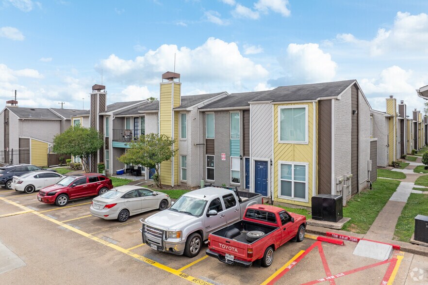 More Photos Of 8600 S Course Dr, Houston Apartments For Sale
