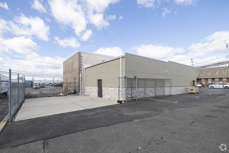 More Photos Of 700 Summa Ave, Westbury Distribution For Lease