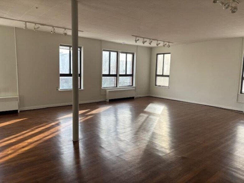 More Photos Of 600 S Washington Ave, Royal Oak Storefront Retail Office For Lease