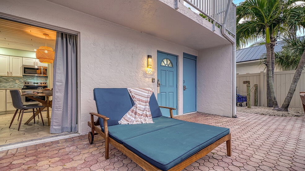More Photos Of 104 Avenida Veneccia, Siesta Key Multifamily For Sale