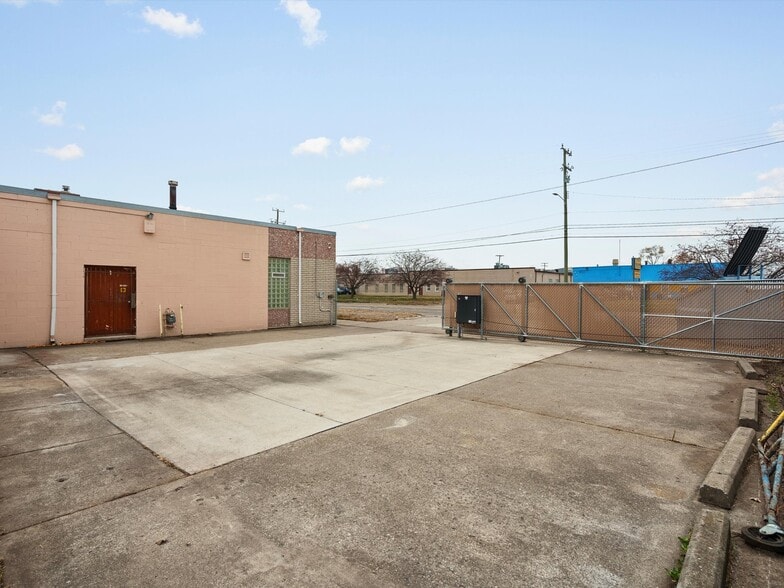 More Photos Of 23409 Dequindre Rd, Hazel Park Manufacturing For Lease