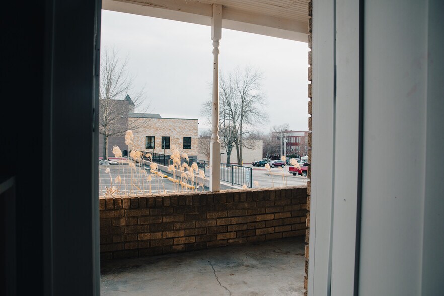 More Photos Of 355 N College Ave, Fayetteville Office For Sale