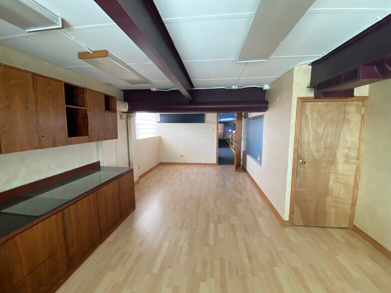 More Photos Of 77 Gazza Blvd, Farmingdale Showroom For Sale