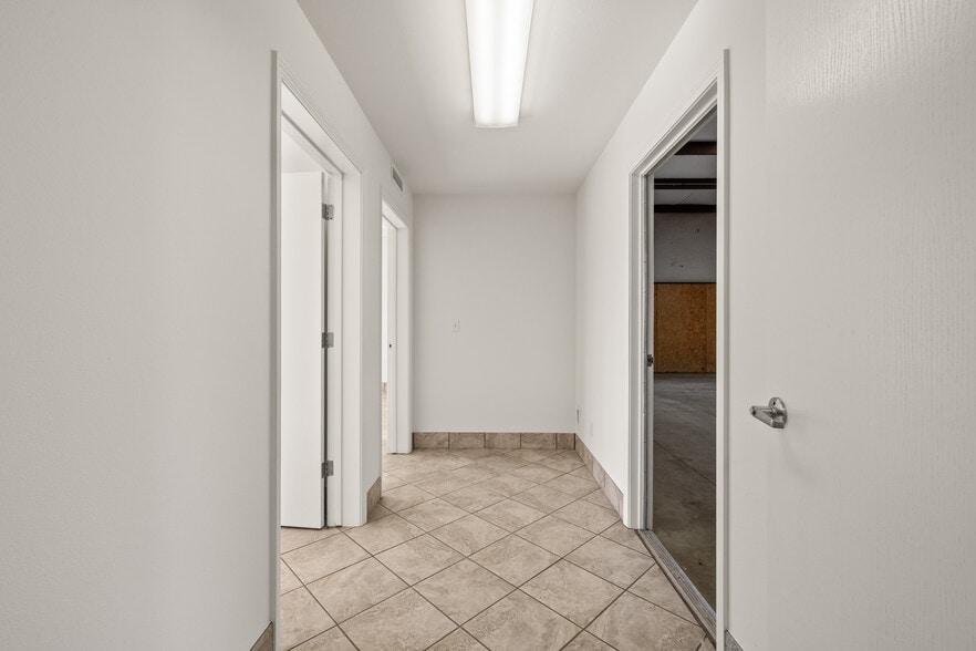 More Photos Of 138 Coremark Ct, Bakersfield Service For Lease