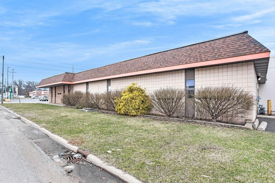 More Photos Of 2007 E Apple Ave, Muskegon Medical For Sale