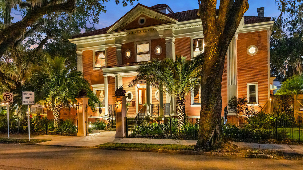 Primary Photo Of 119 E 37th St, Savannah Restaurant For Sale